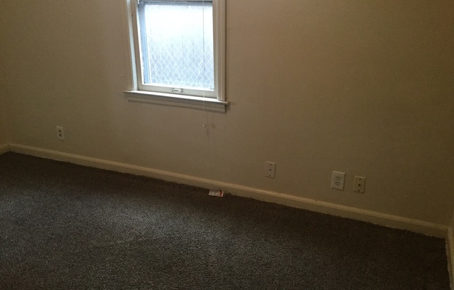 3 beds, 1 bath, $1,095