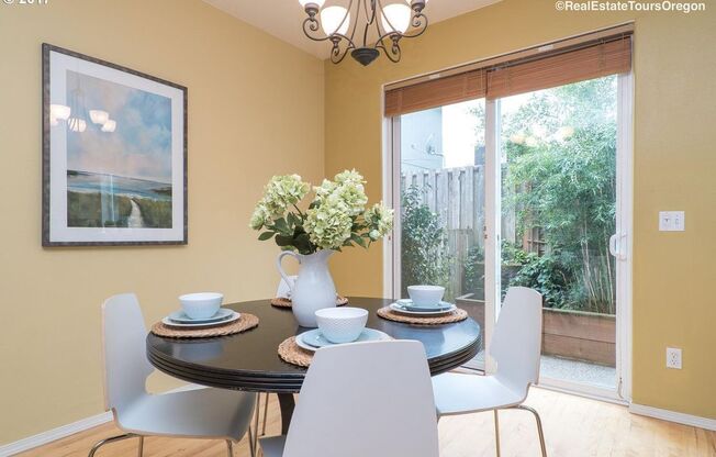 Beautiful Modern 3 Bedroom Townhouse with All the Bells & Whistles in Beaverton
