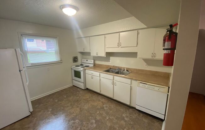 Adorable Townhouse with All Appliances Near Duke West & Hospital