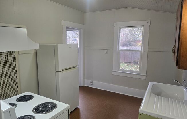 2 beds, 1 bath, $1,295