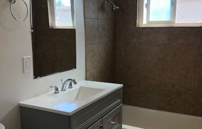 2 beds, 1 bath, 850 sqft, $2,425, Unit 4580 ½