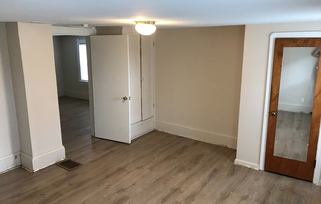 2 beds, 1 bath, 900 sqft, $750, Unit Up