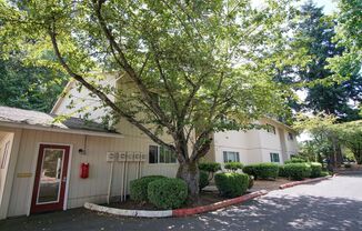 Tranquil 2nd Floor 1 Bed, Large Private Deck, Close to Mt. Hood Community College!