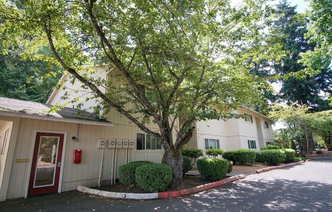 Tranquil 2nd Floor 1 Bed, Large Private Deck, Close to Mt. Hood Community College!