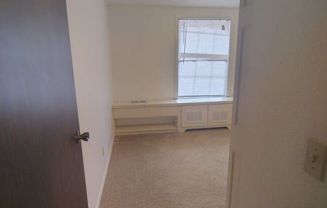 2 beds, 1 bath, 864 sqft, $1,065, Unit Unit 01