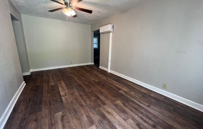 2 beds, 1 bath, $950, Unit B