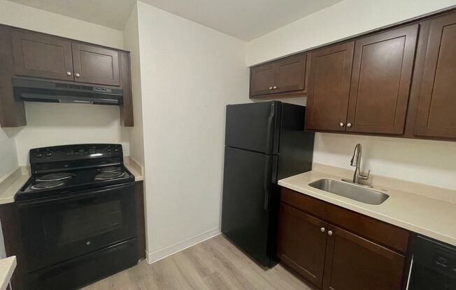 3 beds, 1 bath, 990 sqft, $1,755, Unit 60