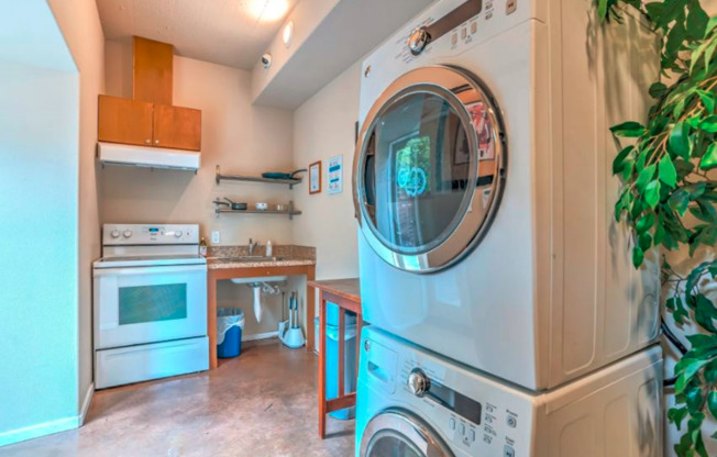 Studio, 1 bath, 300 sqft, $1,100, Unit C0