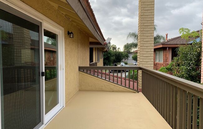 2 beds, 1 bath, $2,500, Unit B