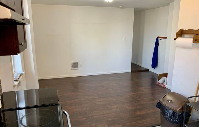 1 bed, 1 bath, 700 sqft, $1,000, Unit Apt 2R