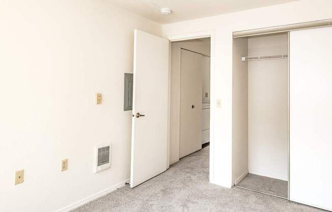 Elmonica Court vacant 2x1 second bedroom, Beaverton, OR , 97006