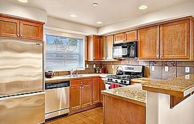 2 Bedroom 2 1/2 Bath Cap Hill Townhouse