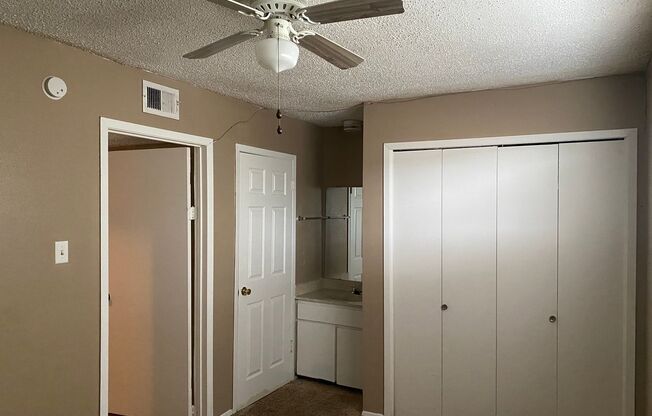 1 bed, 1 bath, 450 sqft, $700, Unit 8