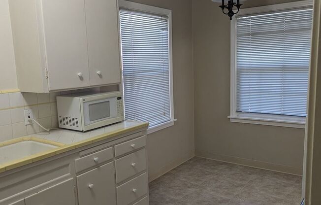 2 beds, 1 bath, $1,700