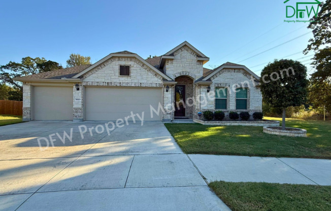 Spacious 4-Bedroom Home in Arlington with a Large Backyard