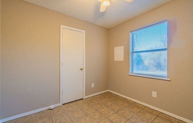 2 beds, 1 bath, $800, Unit # B