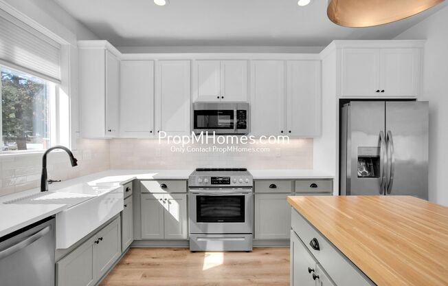 Updated SE Retreat – Two Stories, Two Beds, Total Charm!