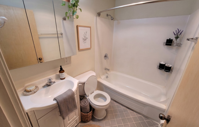 2 beds, 1 bath, 820 sqft, $2,795, Unit R-212