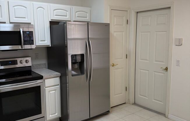 Spacious 2 Bedroom, 1.5 Bath Townhouse For Lease