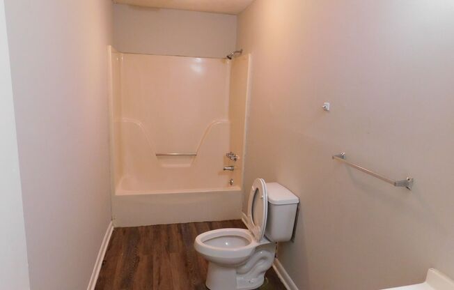 3 beds, 1 bath, $950