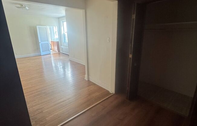 Studio, 1 bath, 294 sqft, $1,420, Unit New King Edward  9A4