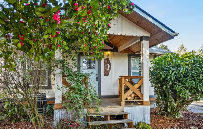 Adorable, fully updated 1-bdr/1-bath Milwaukie bungalow—Huge yard, storage, 1-car garage