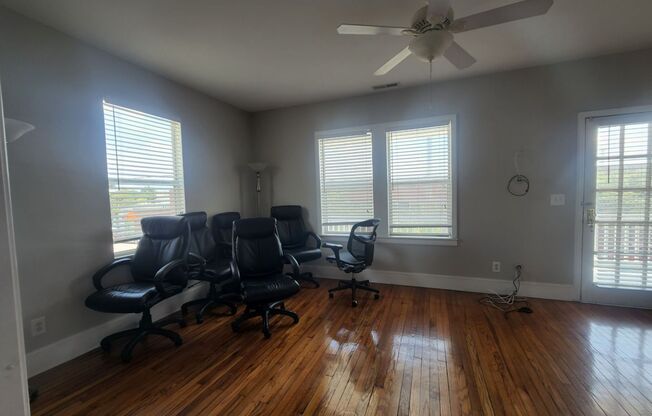 2 beds, 1 bath, $1,900, Unit APARTMENT B