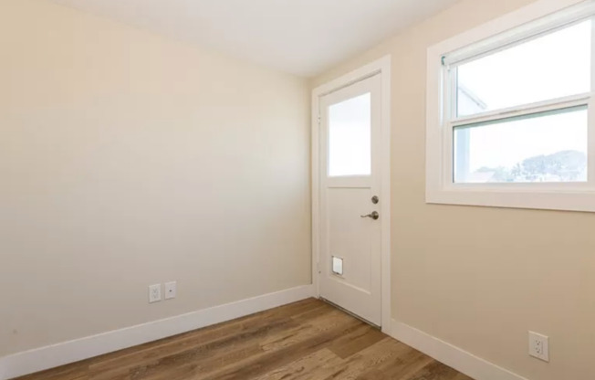 Fully remodeled 2 BR/2BA in updated top floor apartment overlooking beautiful and sunny Cortland Ave in Bernal Heights.