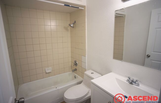 3 beds, 1 bath, 998 sqft, $1,400, Unit Unit A