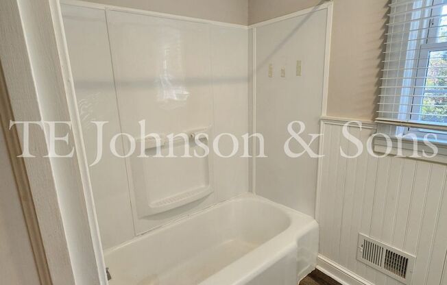 2 beds, 1 bath, $1,695, Unit 1612 B 1st St.