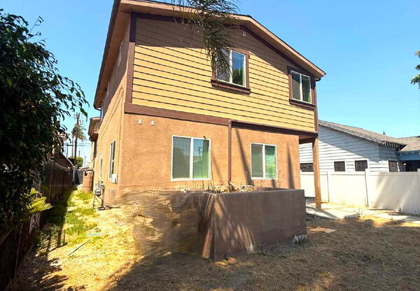 827 E 74 ST