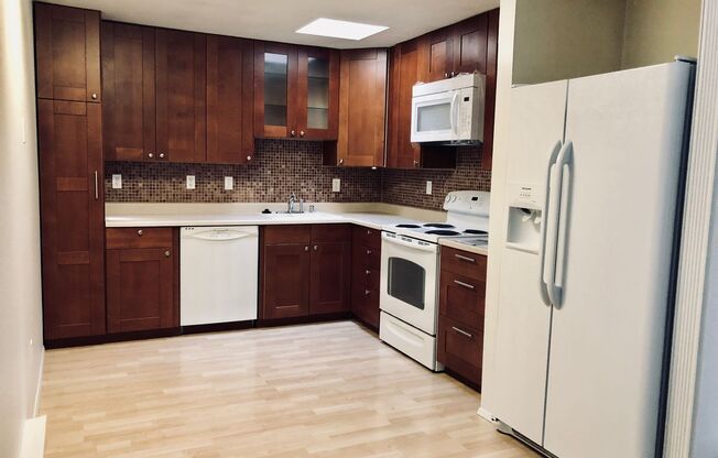 Highly Desirable Corner End-Unit in the Fairwood Area of Renton!