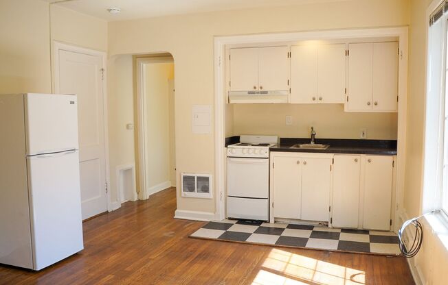 Warm & Inviting Studio in Classic 1928 Building w/ 1 MONTH FREE!