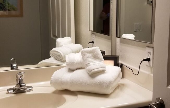 Fully Furnished Resort Like Condo available Now for Annual Lease!!!  Resort like living!!! Gated close to the VA, Downtown Phoenix, Airport!!!