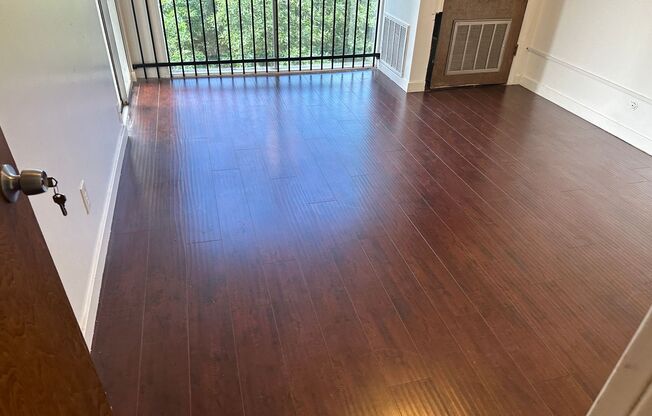 Spacious Private Guy Room Floor to Ceiling windows - 3 block from U campus