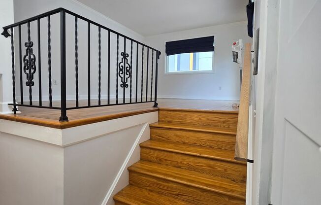 Spacious detached home walking distance to Metro