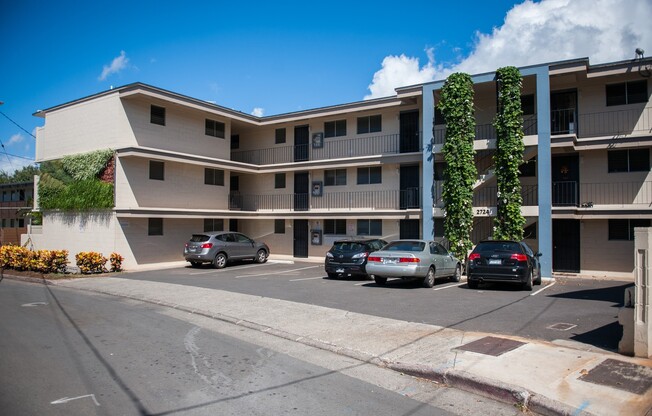CLOSE to UH Manoa - 1-BR, 1-BATH, Small YARD....$1495  (Parking Available)