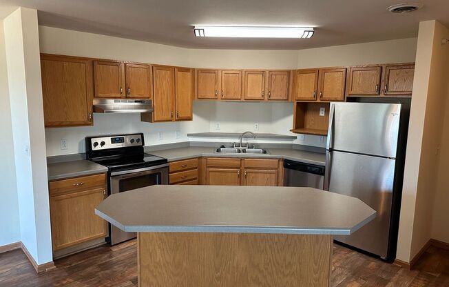 2 beds, 2 baths, 1,223 sqft, $1,660, Unit 925-200