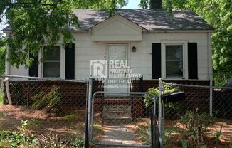 **MOVE IN SPECIAL** Quaint 2 Bed / 1 Bath Home Near UNCG Available Now!