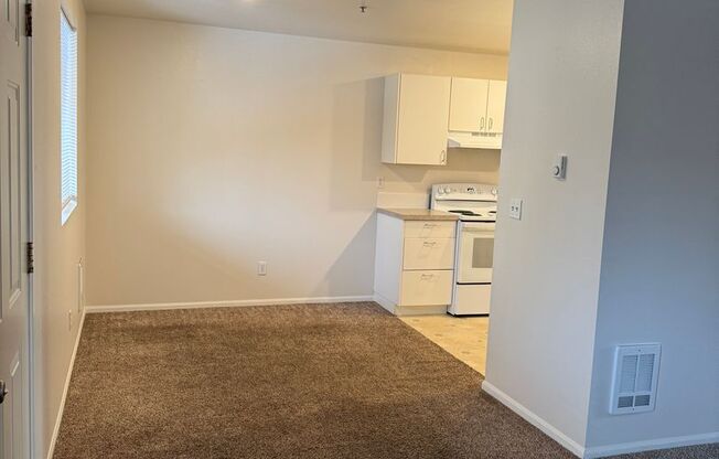 2 beds, 1 bath, $1,695, Unit UNIT 21