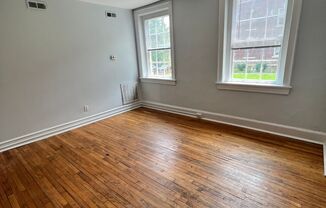 3 beds, 1 bath, $1,800, Unit Apt. 31