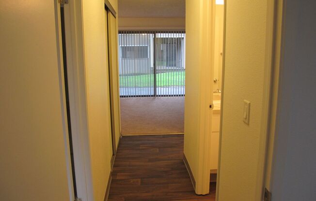 2 beds, 1 bath, 900 sqft, $1,550, Unit 1206