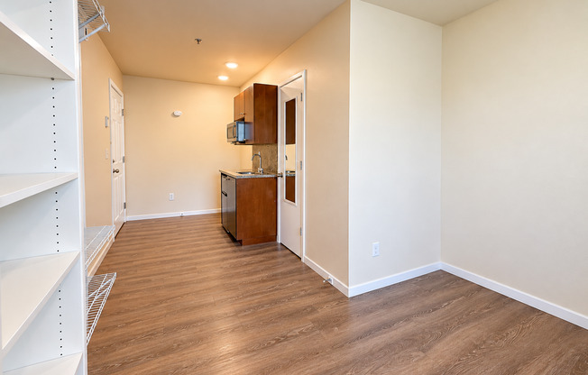 Studio, 1 bath, 165 sqft, $1,095, Unit 356