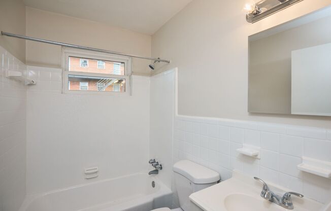 2 beds, 1 bath, $1,050, Unit 2157 Lenox Rd C7