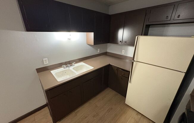 2 beds, 1 bath, 1,080 sqft, $850, Unit #10