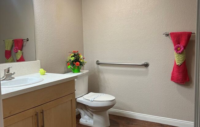 2 beds, 1 bath, 900 sqft, $3,075, Unit E121