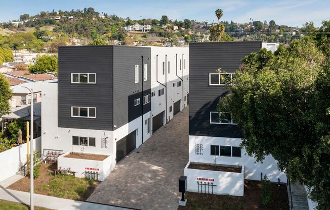 New Construction 6 Bedroom/7 Bath Townhouse