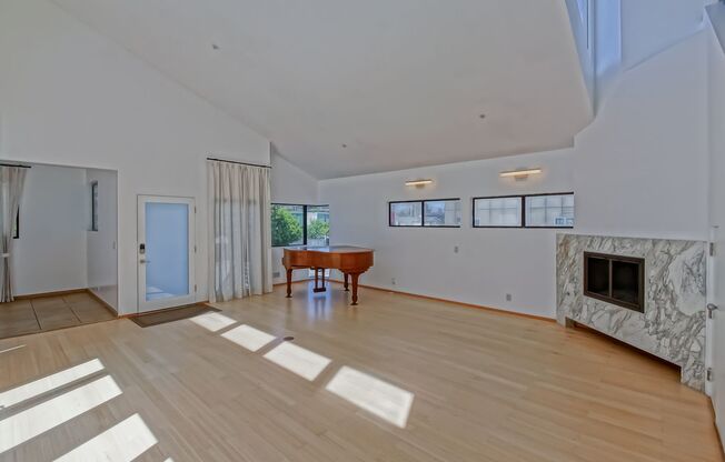 MODERN & BRIGHT. TOP-FLOOR, 4BR3BA HOUSE-LIKE APARTMENT W/ OPEN FLOOR PLAN, 3 DECKS FOR INDOOR/OUTDOOR LIVING & 2-CAR GARAGE JUST BLOCKS TO ABBOT KINNEY, PARK & MINS TO CANALS & BEACH!