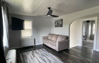 2 beds, 1 bath, 950 sqft, $1,450, Unit Upstairs