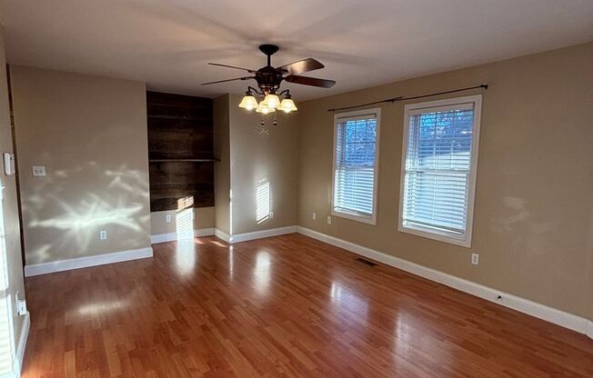 Freshly Renovated Dollhouse in Maryville!!